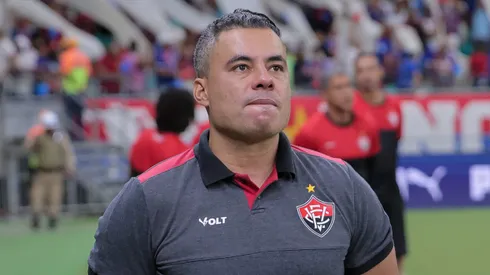 Jair Ventura tecnico do Vitoria durante partida contra o Bahia no estadio Arena Fonte Nova pelo campeonato Brasileiro A 2026. Foto: Marcio Jose/AGIF
