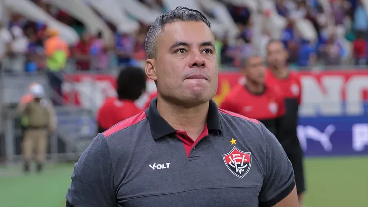 Jair Ventura tecnico do Vitoria durante partida contra o Bahia no estadio Arena Fonte Nova pelo campeonato Brasileiro A 2026. Foto: Marcio Jose/AGIF
