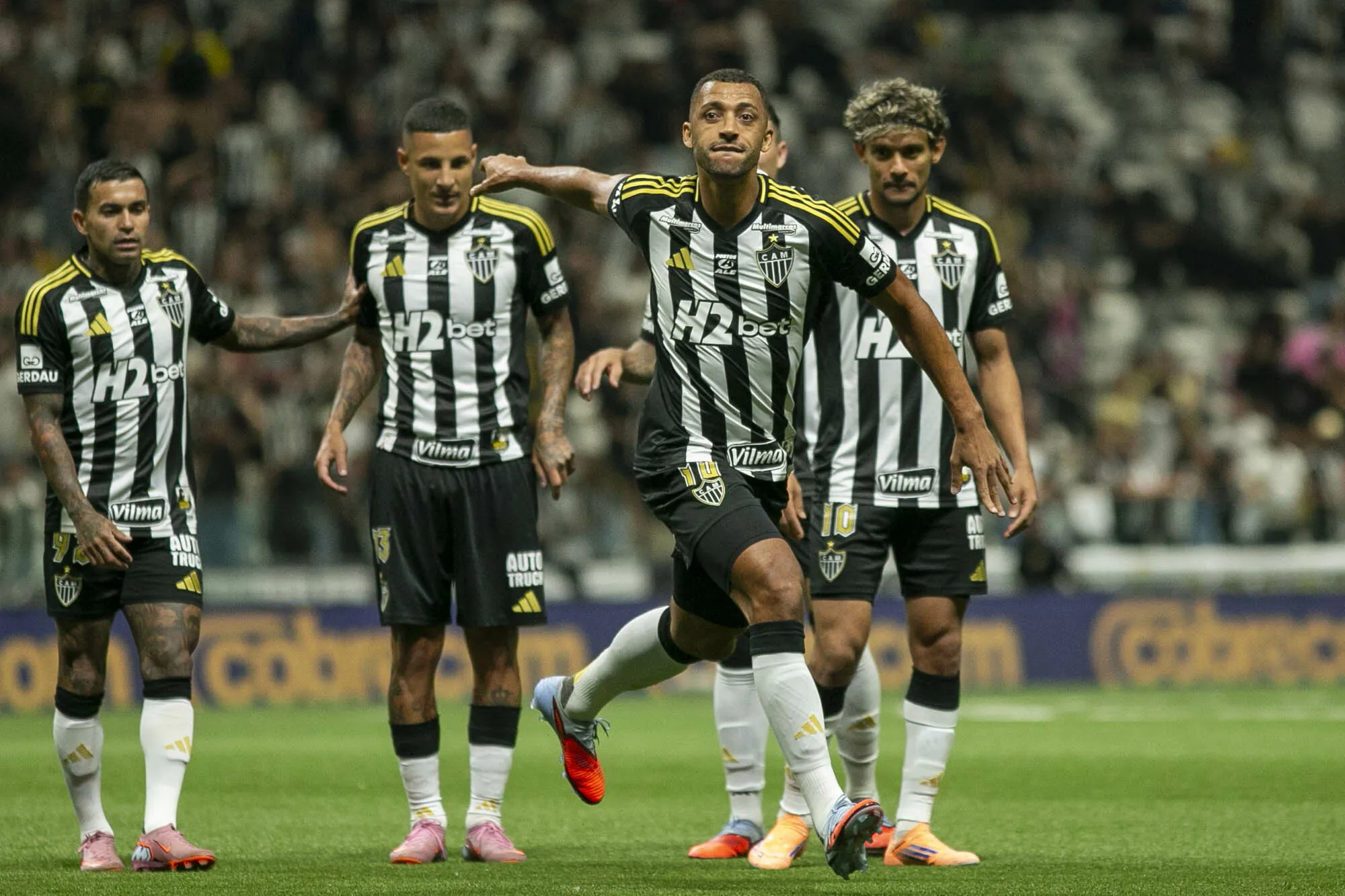 Victor Hugo jogador do Atletico-MG comemora seu gol durante partida contra o Sport no estadio Arena MRV pelo campeonato Brasileiro A 2025. Foto: Fernando Moreno/AGIF