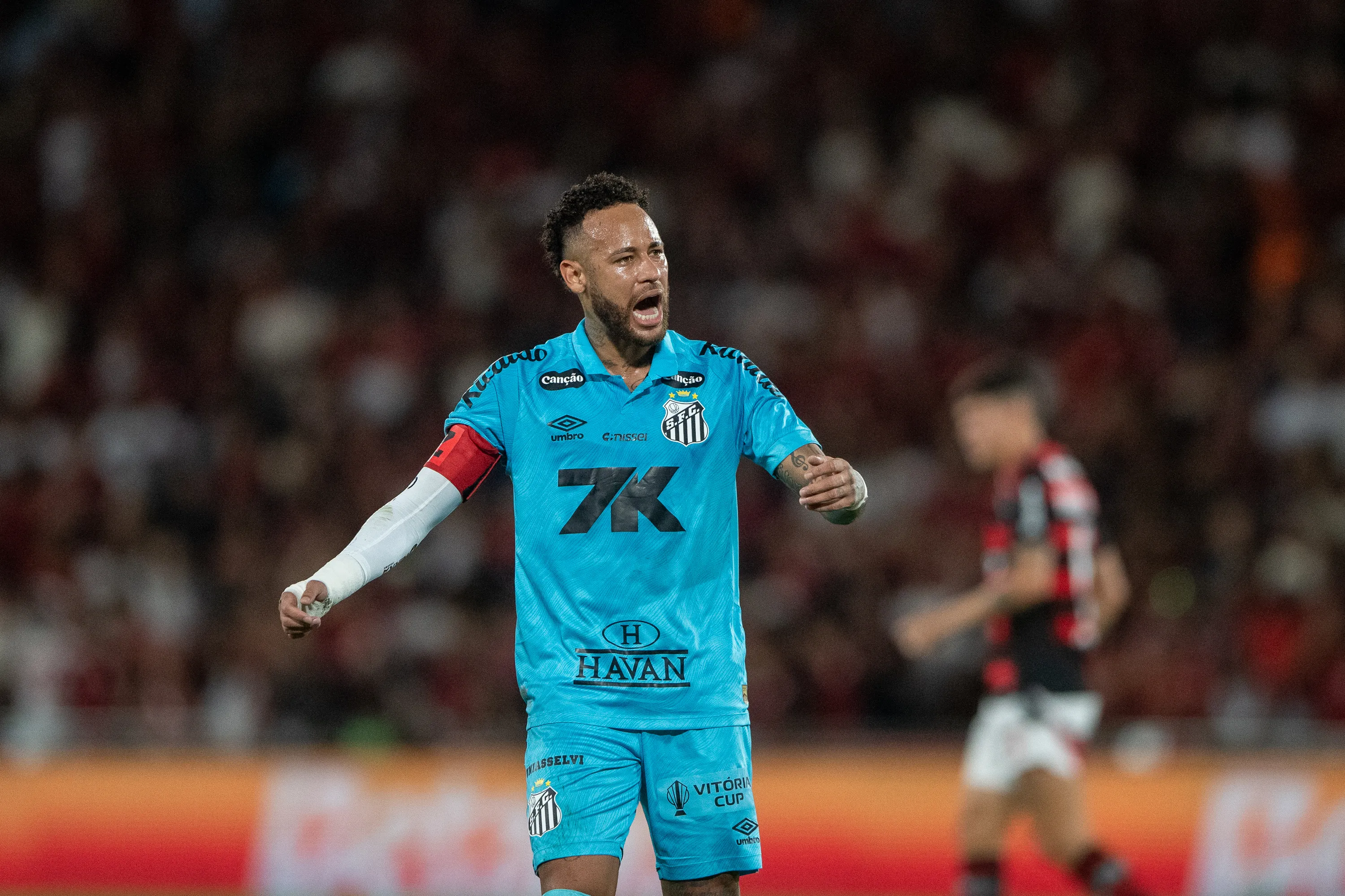 Neymar jogador do Flamengo durante partida contra o Santos no estadio Maracana pelo campeonato Brasileiro A 2025. Foto: Thiago Ribeiro/AGIF
