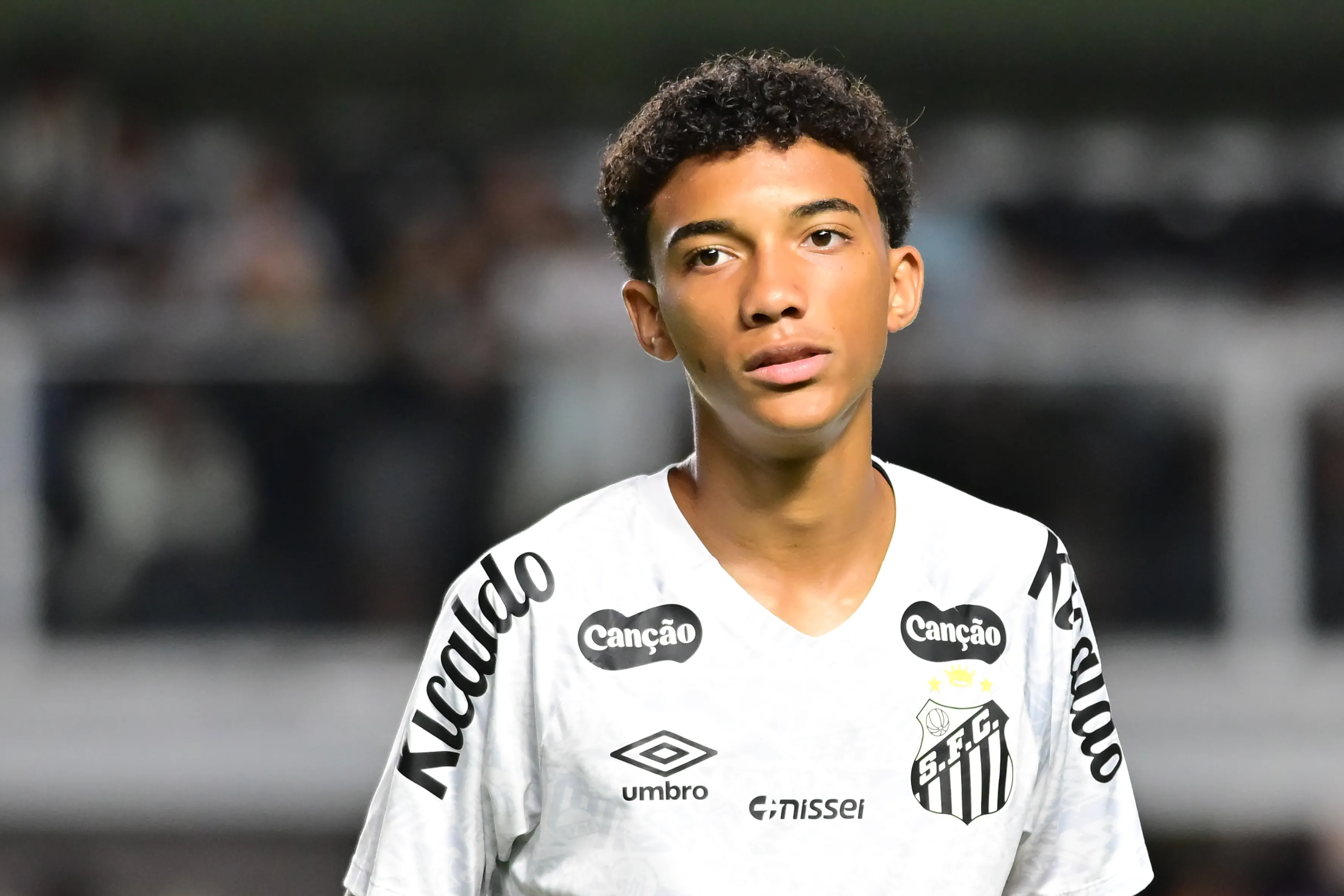 SP – SANTOS – 19/11/2025 – BRASILEIRO A 2025, SANTOS X MIRASSOL – Robinho JR jogador do Santos durante aquecimento antes da partida contra o Mirassol no estadio Vila Belmiro pelo campeonato Brasileiro A 2025. Foto: Jota Erre/AGIF