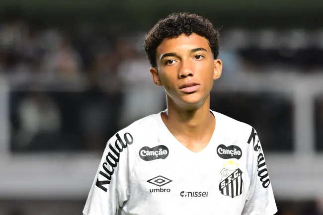 Robinho Jr. durante aquecimento antes da partida contra o Mirassol no Campeonato Brasileiro de 2025. Foto: Jota Erre/AGIF