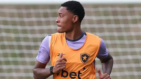 Caio Roque durante treinamento do Botafogo.