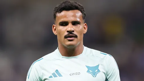 Kaiki Bruno durante aquecimento para a partida contra o Internacional no Brasileirão de 2025.