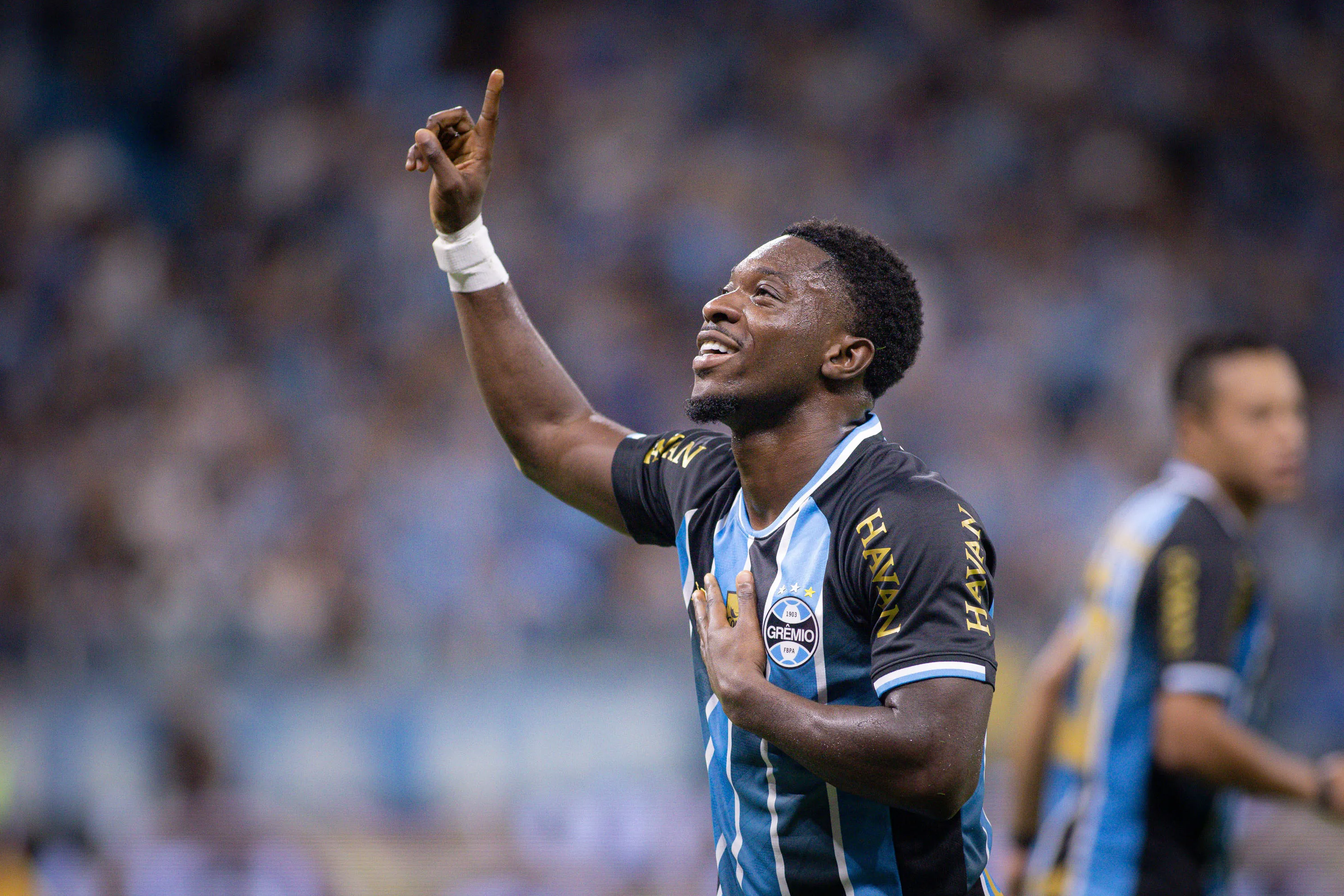 Francis Amuzu jogador do Gremio comemora seu gol durante partida contra o Vitoria no estadio Arena do Gremio pelo campeonato Brasileiro A 2026. Foto: Maxi Franzoi/AGIF