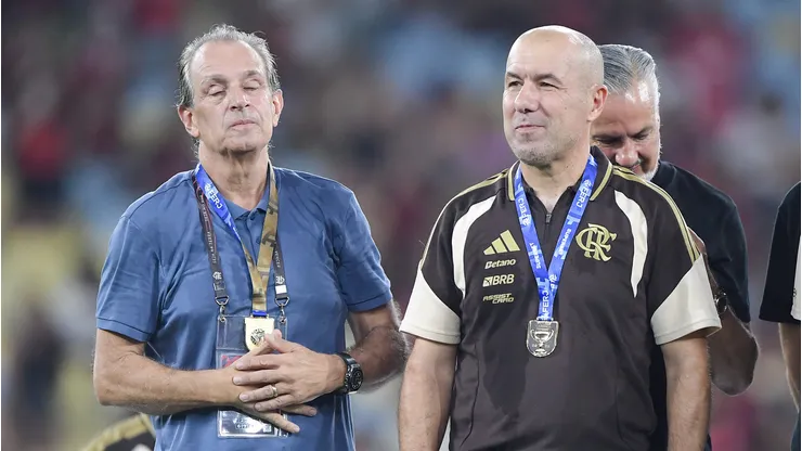 Leonardo Jardim, Bap e Boto dirigentes do Flamengo levanta a taca de campeao durante cerimonia de premiacao ao final da partida contra o Fluminense no estadio Maracana pela decisao do campeonato Carioca 2026. Foto: Thiago Ribeiro/AGIF