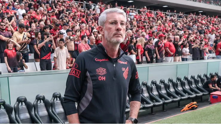 Odair Hellmann tecnico do Athletico-PR durante partida contra o Coritiba no estadio Arena da Baixada pelo campeonato Brasileiro A 2026. Foto: Robson Mafra/AGIF