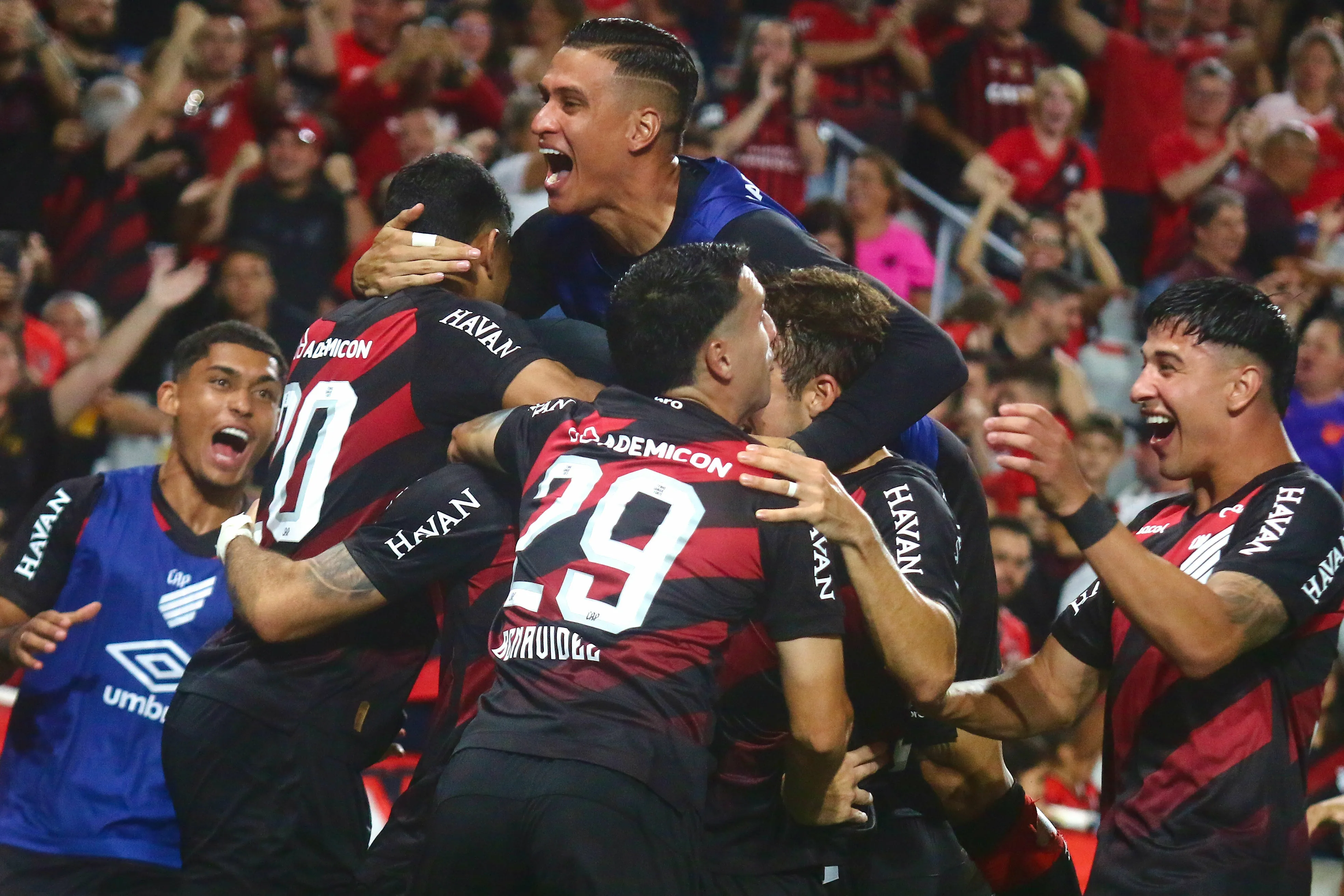 Jogadores do Athletico-PR comemora seu gol durante partida contra o Botafogo no estadio Arena da Baixada pelo campeonato Brasileiro A 2026. Foto: Gabriel Machado/AGIF