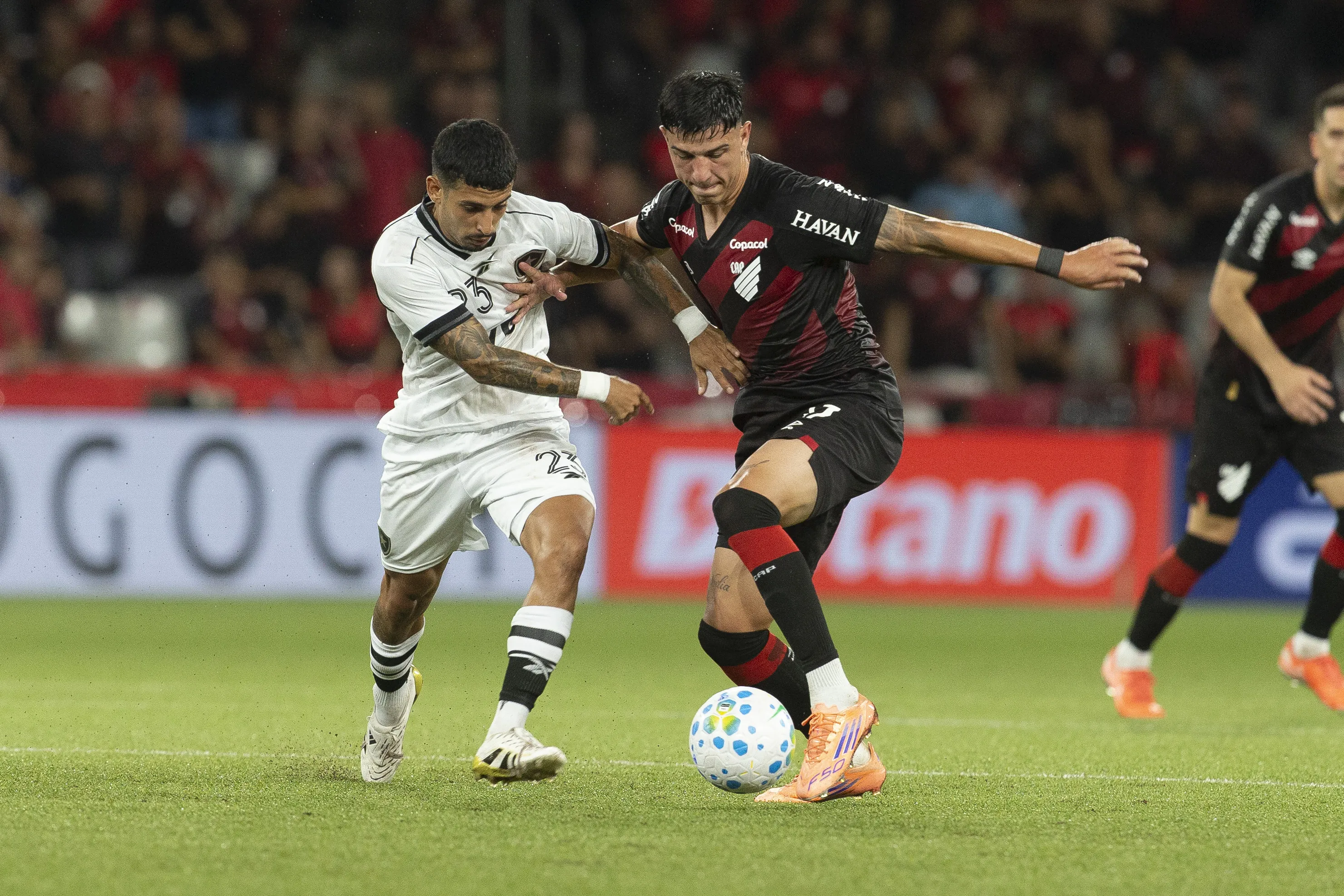 Esquivel jogadores do Athletico-PR disputa lance com Santi Rodriguez jogador do Botafogo durante partida no estadio Arena da Baixada pelo campeonato Brasileiro A 2026. Foto: Hedeson Alves/AGIF