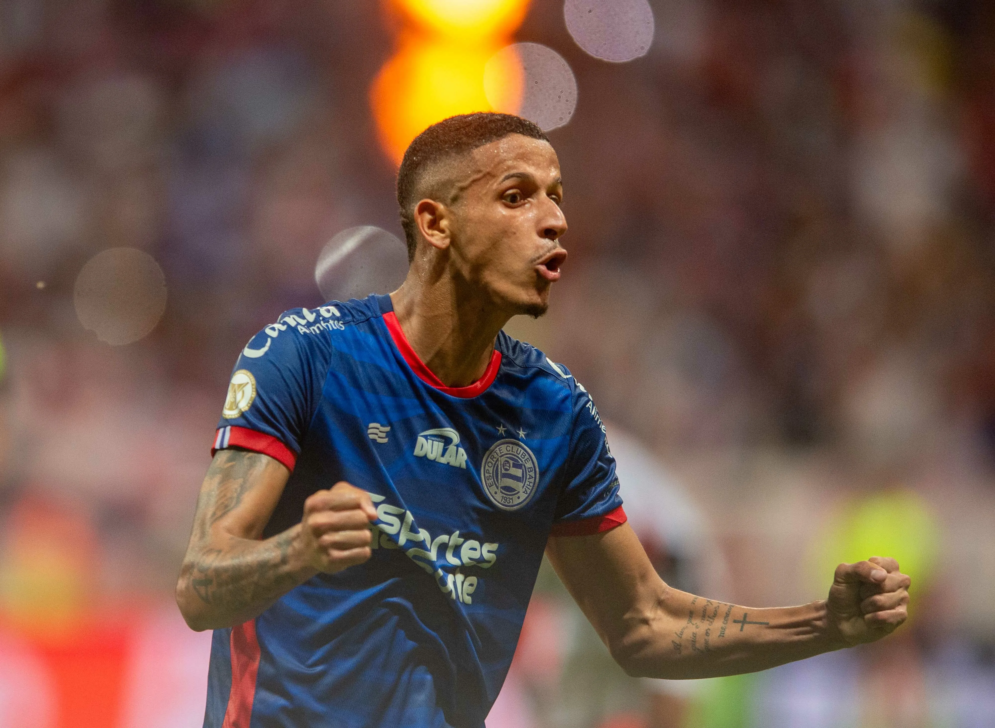 BA – SALVADOR – 11/08/2024 – BRASILEIRO A 2024, BAHIA X VITORIA – Luciano Juba jogador do Bahia comemora seu gol com jogadores do seu time durante partida contra o Vitoria no estadio Arena Fonte Nova pelo campeonato Brasileiro A 2024. Foto: Jhony Pinho/AGIF