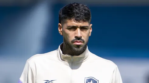 Alexander Barboza jogador do Botafogo durante chegada da equipe para partida contra o Bragantino no estádio Cícero De Souza Marques pelo campeonato Brasileiro A 2026. Foto: Anderson Romão/AGIF