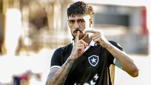 Alexander Barboza jogador do Botafogo comemora seu gol durante partida contra o Bragantino no estadio Cicero De Souza Marques pelo campeonato Brasileiro A 2026.