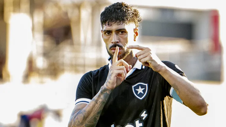 Alexander Barboza jogador do Botafogo comemora seu gol durante partida contra o Bragantino no estadio Cicero De Souza Marques pelo campeonato Brasileiro A 2026.