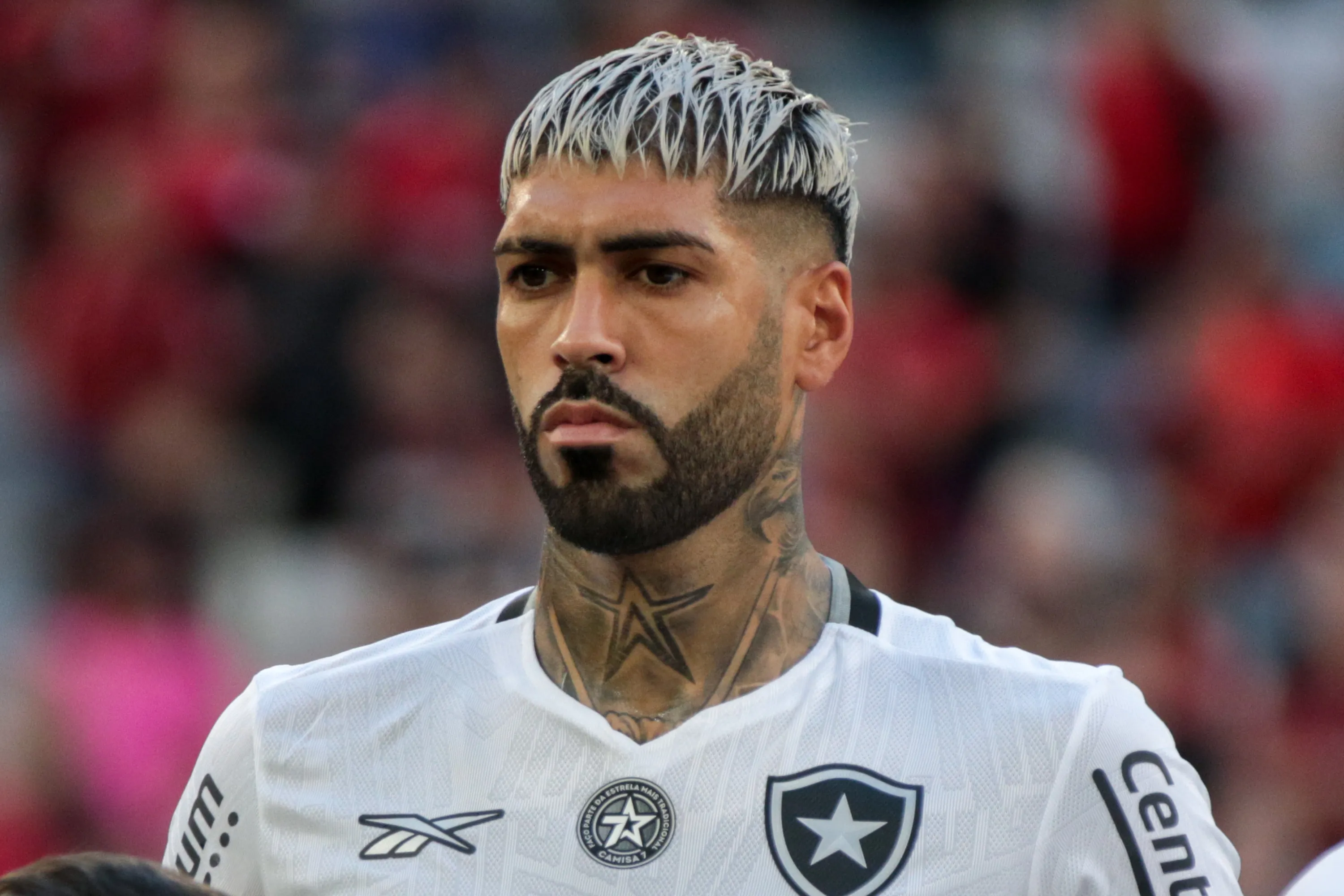 PR – CURITIBA – 05/10/2024 – BRASILEIRO A 2024, ATHLETICO-PR X BOTAFOGO – Alexander Barboza jogador do Botafogo durante execucao do hino nacional antes da partida contra o Athletico-PR no estadio Arena da Baixada pelo campeonato Brasileiro A 2024. Foto: Robson Mafra/AGIF