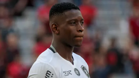 Luiz Henrique jogador do Botafogo durante execução do hino nacional antes da partida contra o Athletico-PR no estádio Arena da Baixada pelo campeonato Brasileiro A 2024. Foto: Robson Mafra/AGIF