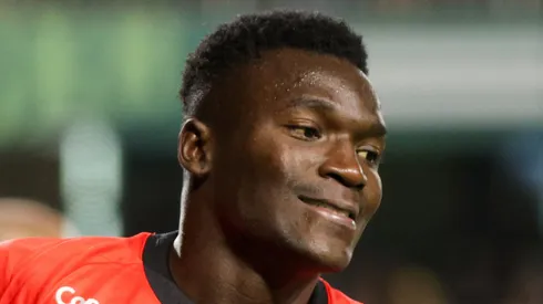 Kevin Viveros jogador do Athletico-PR durante partida contra o Coritiba no estadio Couto Pereira pelo campeonato Brasileiro B 2025. Foto: Robson Mafra/AGIF