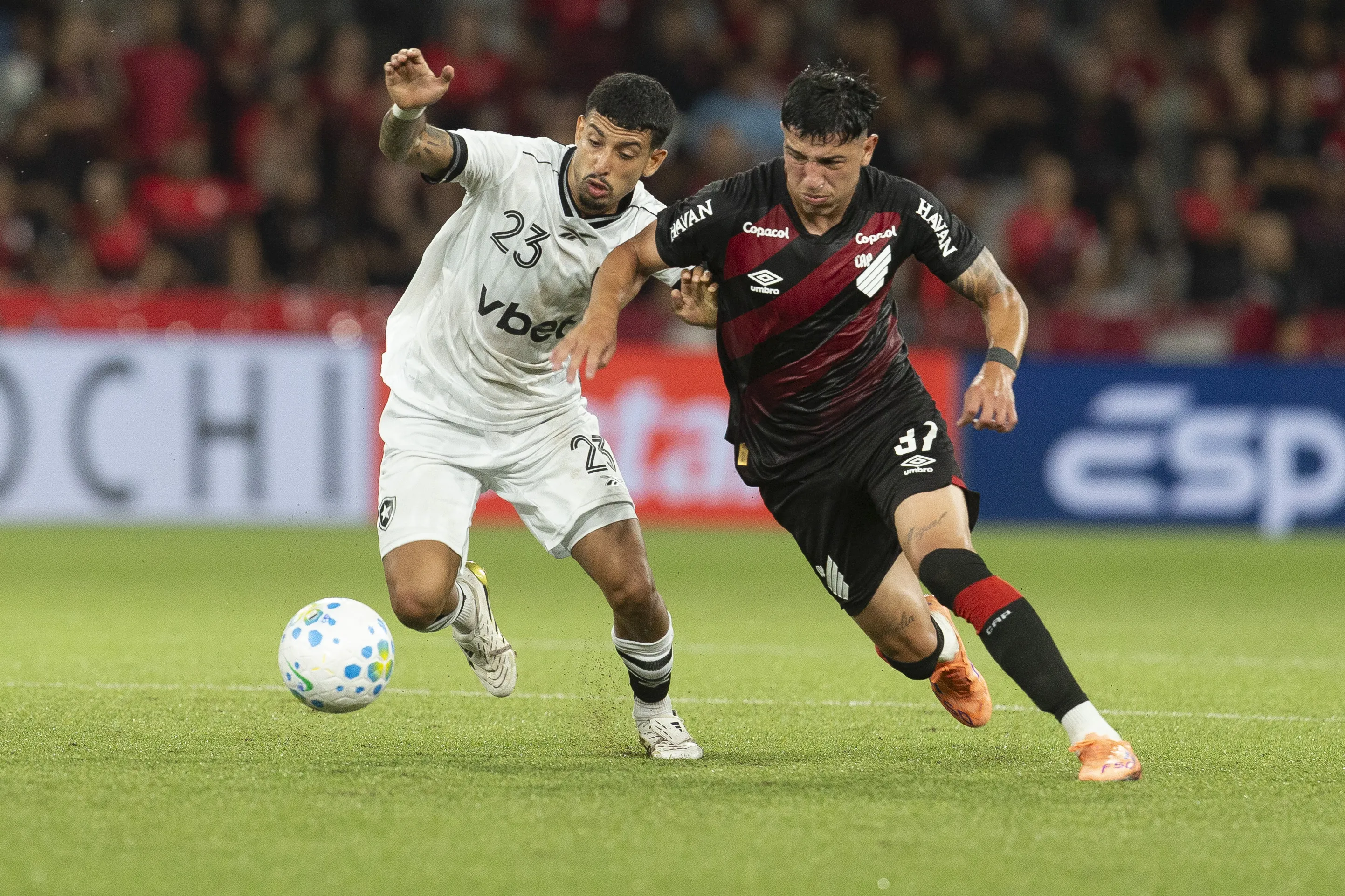 PR – CURITIBA – 29/03/2026 – BRASILEIRO A 2026, ATHLETICO-PR X BOTAFOGO – Esquivel jogadores do Athletico-PR disputa lance com Santi Rodriguez jogador do Botafogo durante partida no estadio Arena da Baixada pelo campeonato Brasileiro A 2026. Foto: Hedeson Alves/AGIF