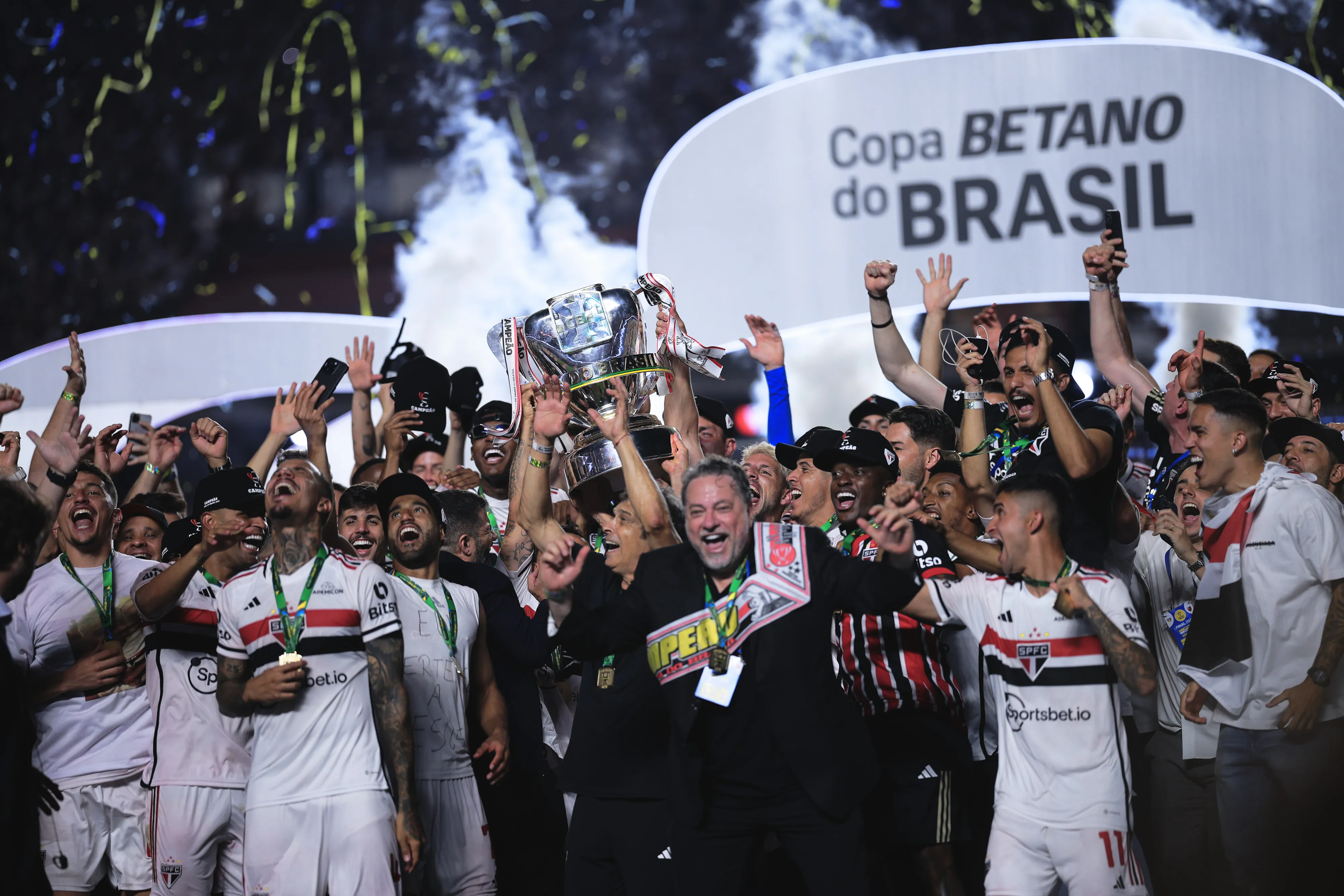 São Paulo levantando a taça da Copa do Brasil de 2023. Foto: Ettore Chiereguini/AGIF