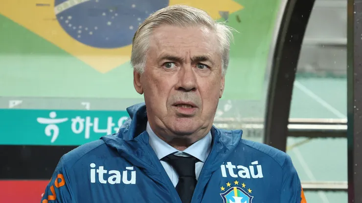 O treinador Carlo Ancelotti, do Brasil, observa antes do amistoso internacional entre Coreia do Sul e Brasil no Seoul World Cup Stadium, em 10 de outubro de 2025, em Seul, Coreia do Sul. (Photo by Chung Sung-Jun/Getty Images)