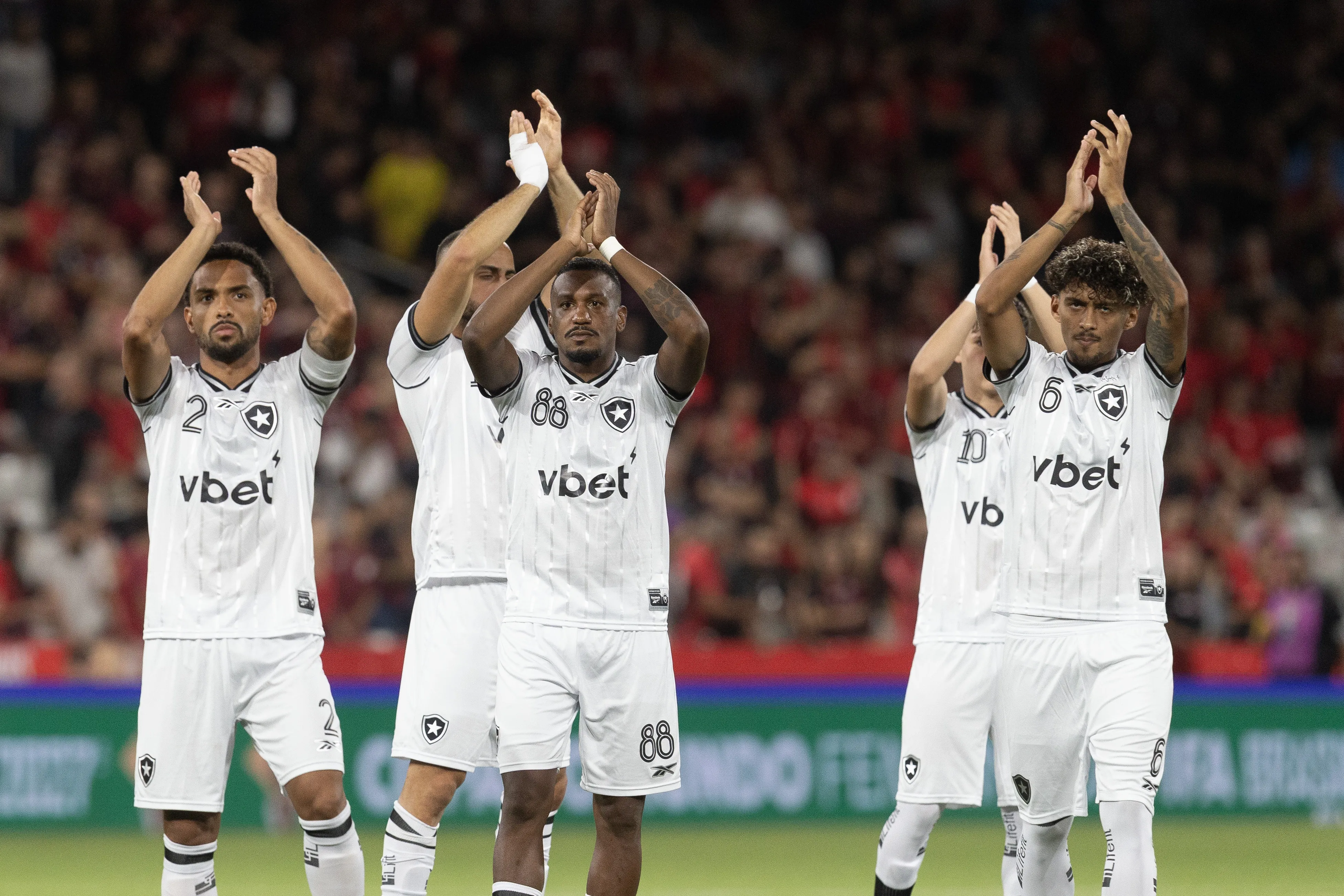 Vitinho, Edenilson e Medina jogadores do Athletico-PR agradecem a torcida antes da partida contra o Botafogo no estadio Arena da Baixada pelo campeonato Brasileiro A 2026. Foto: Hedeson Alves/AGIF