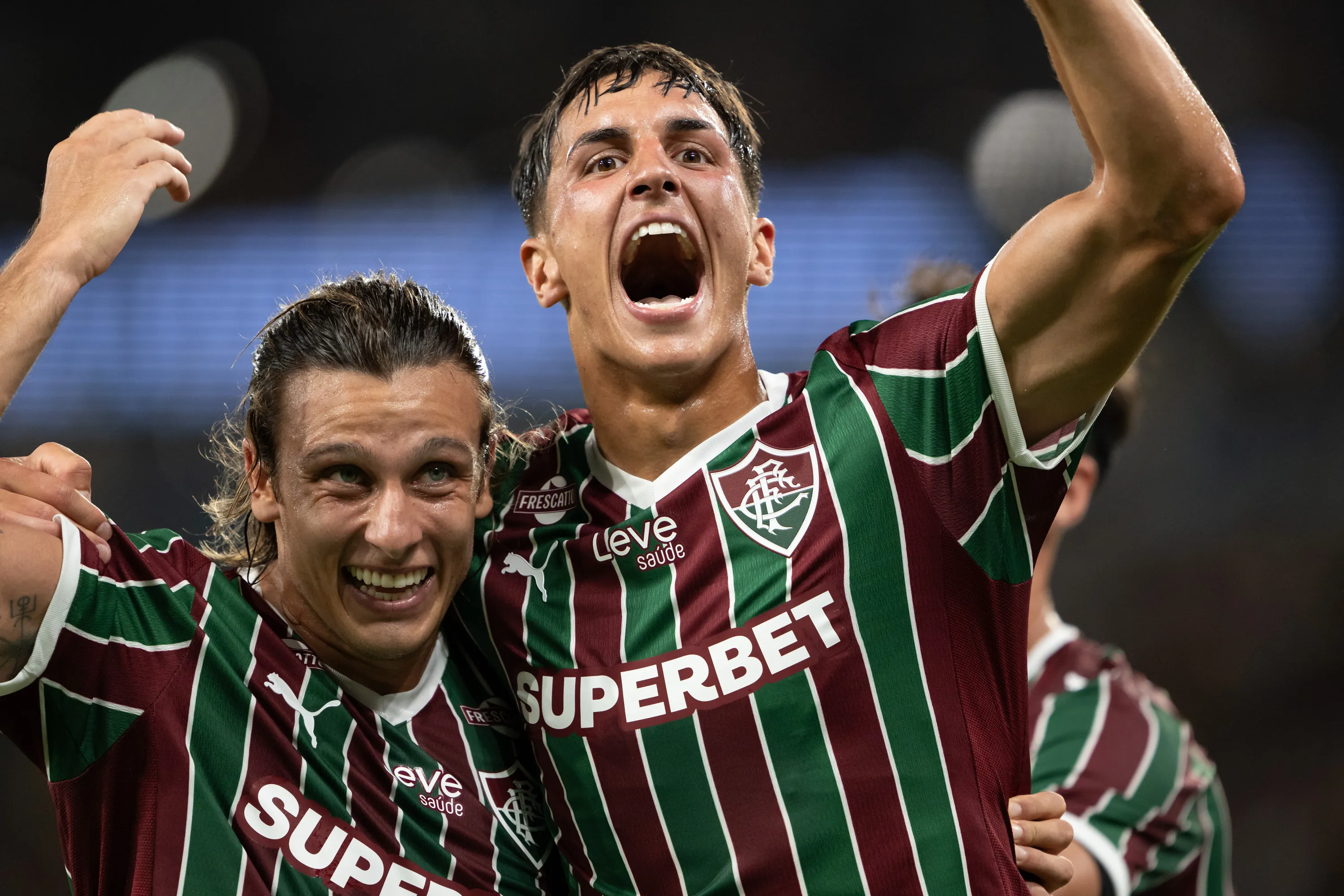 Bernal jogador do Fluminense comemora gol com Canobbio jogador da sua equipe durante partida contra o Botafogo no estadio Maracana pelo campeonato Brasileiro A 2026.  Foto: Jorge Rodrigues/AGIF