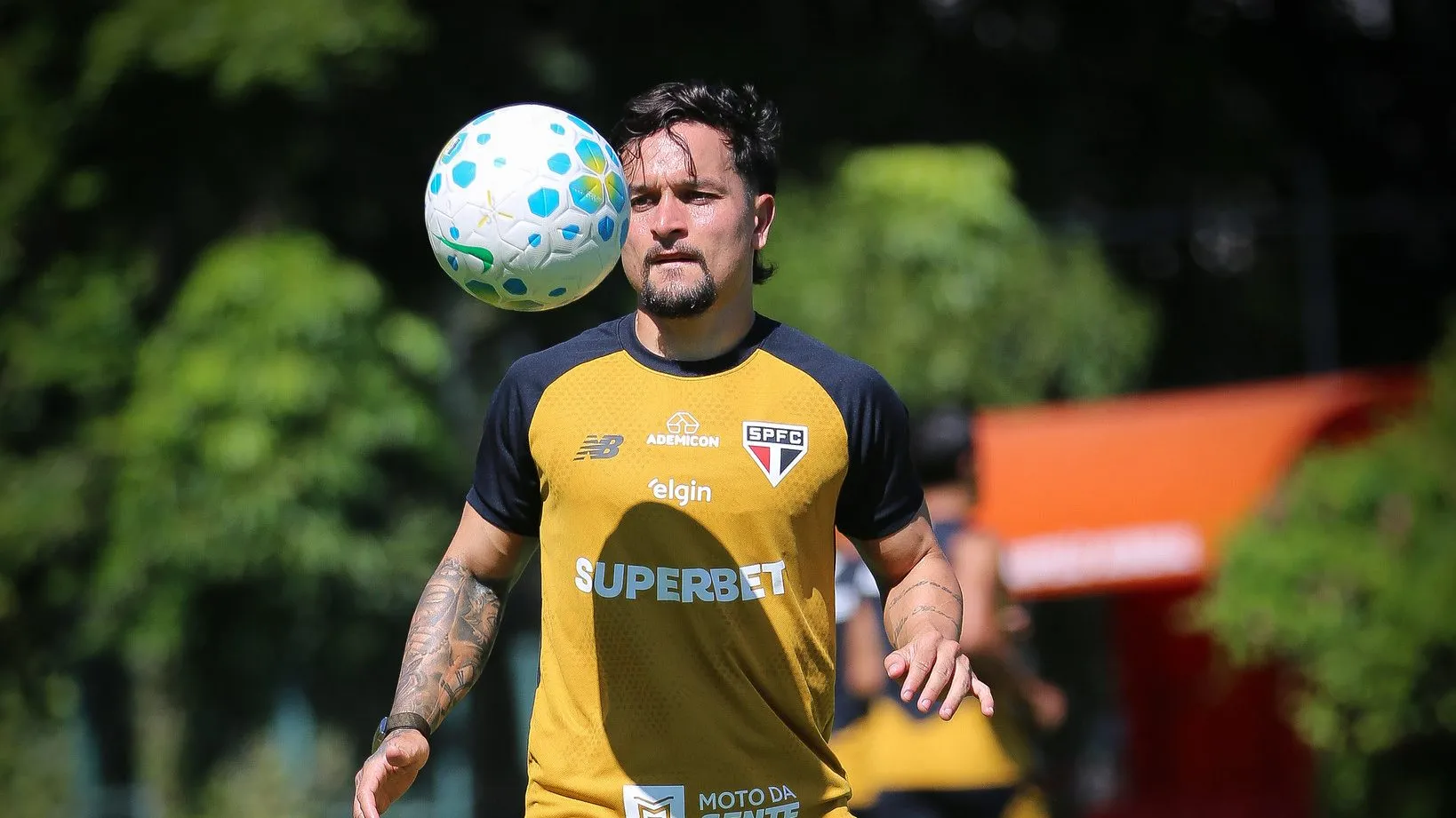 Artur durante treinamento do São Paulo. Foto: Erico Leonan / São Paulo FC