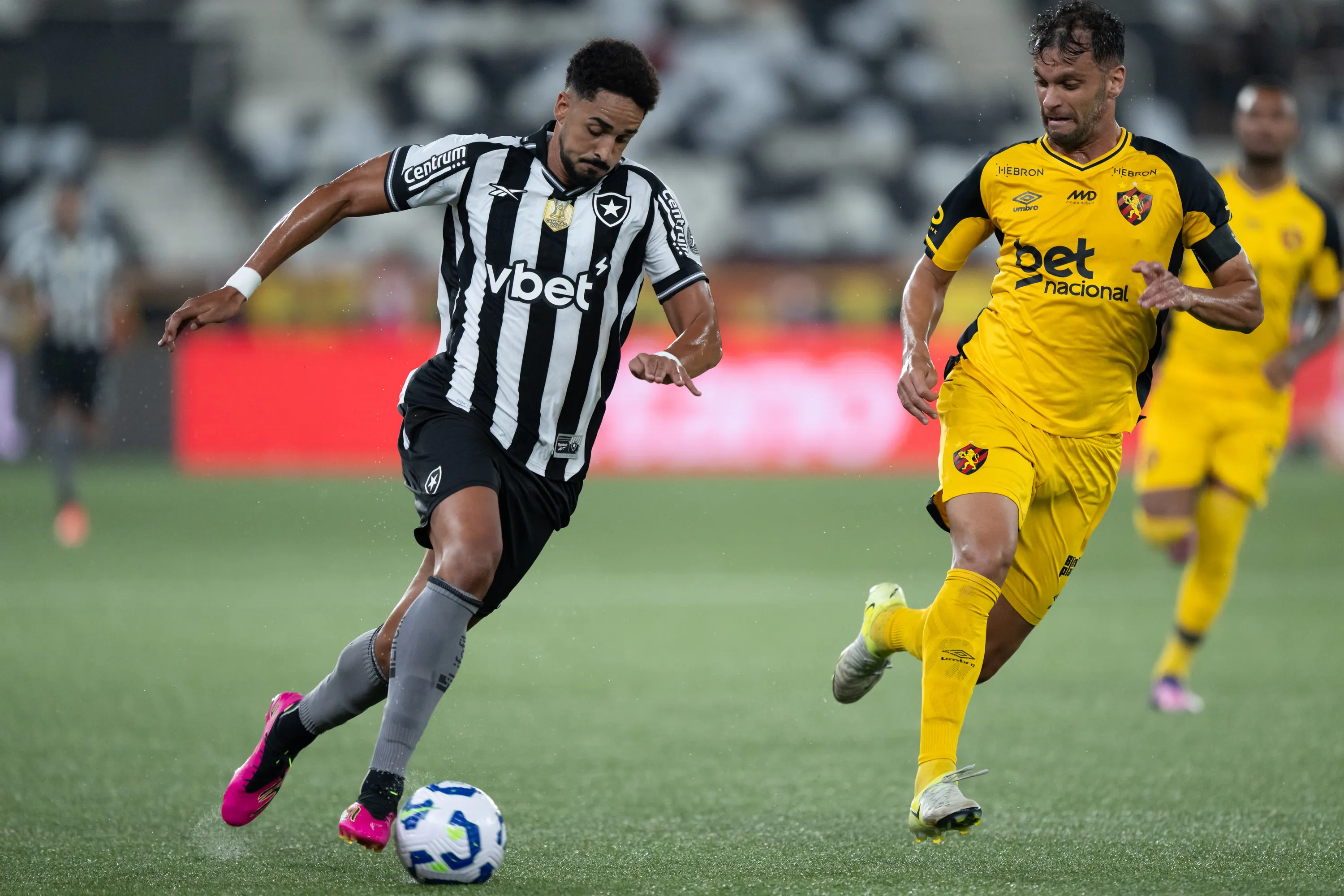 Chris Ramos atuando no Botafogo em 2025 – Foto: Jorge Rodrigues/AGIF