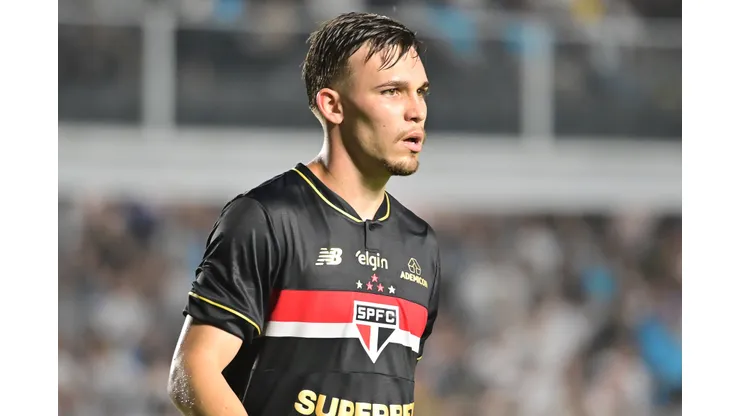 SP - SANTOS - 21/09/2025 - BRASILEIRO A 2025, SANTOS X SAO PAULO - Felipe Negrucci jogador do Sao Paulo durante partida contra o Santos no estadio Vila Belmiro pelo campeonato Brasileiro A 2025. Foto: Jota Erre/AGIF