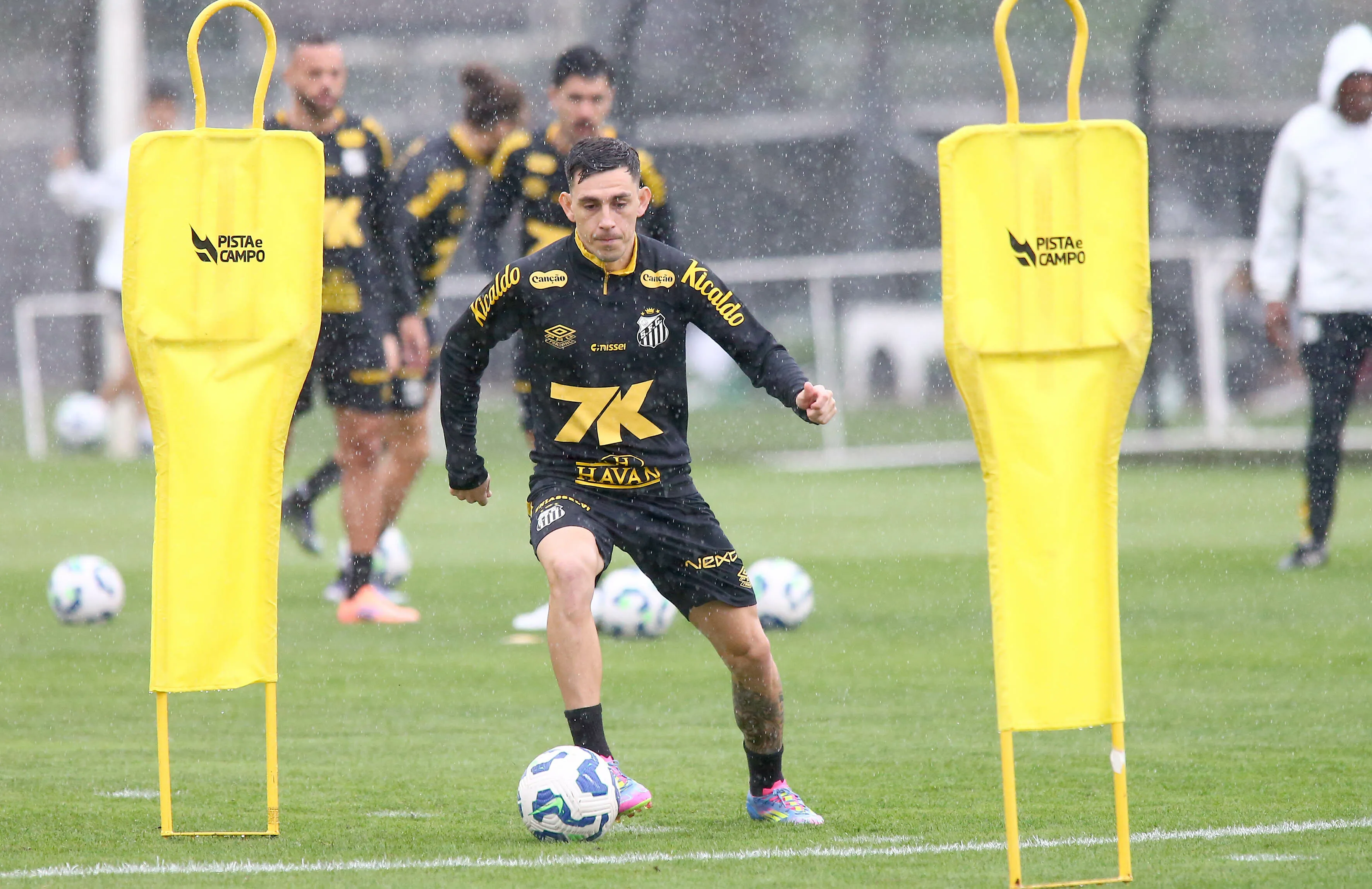 Escobar, jogador do Santos, durante treino no CT Rei Pele. Foto: Mauricio De Souza/AGIF