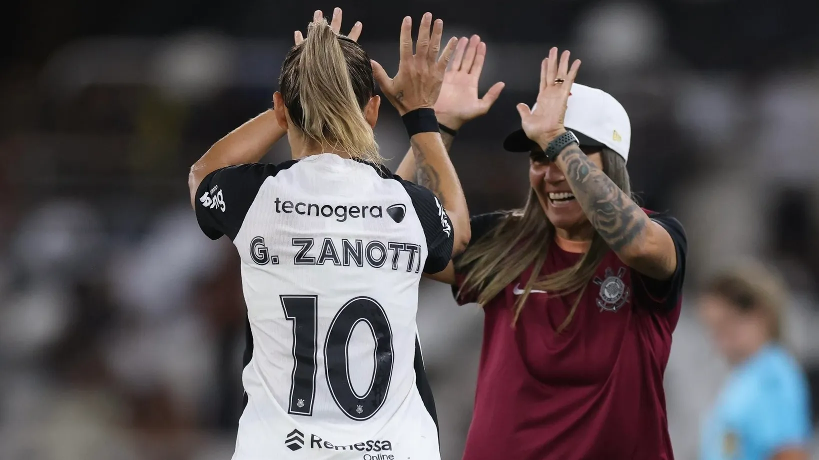 Gabi Zanotti cumprimentando Emily Lima durante jogo do Corinthians - Foto: Lucas Figueiredo/Corinthians
