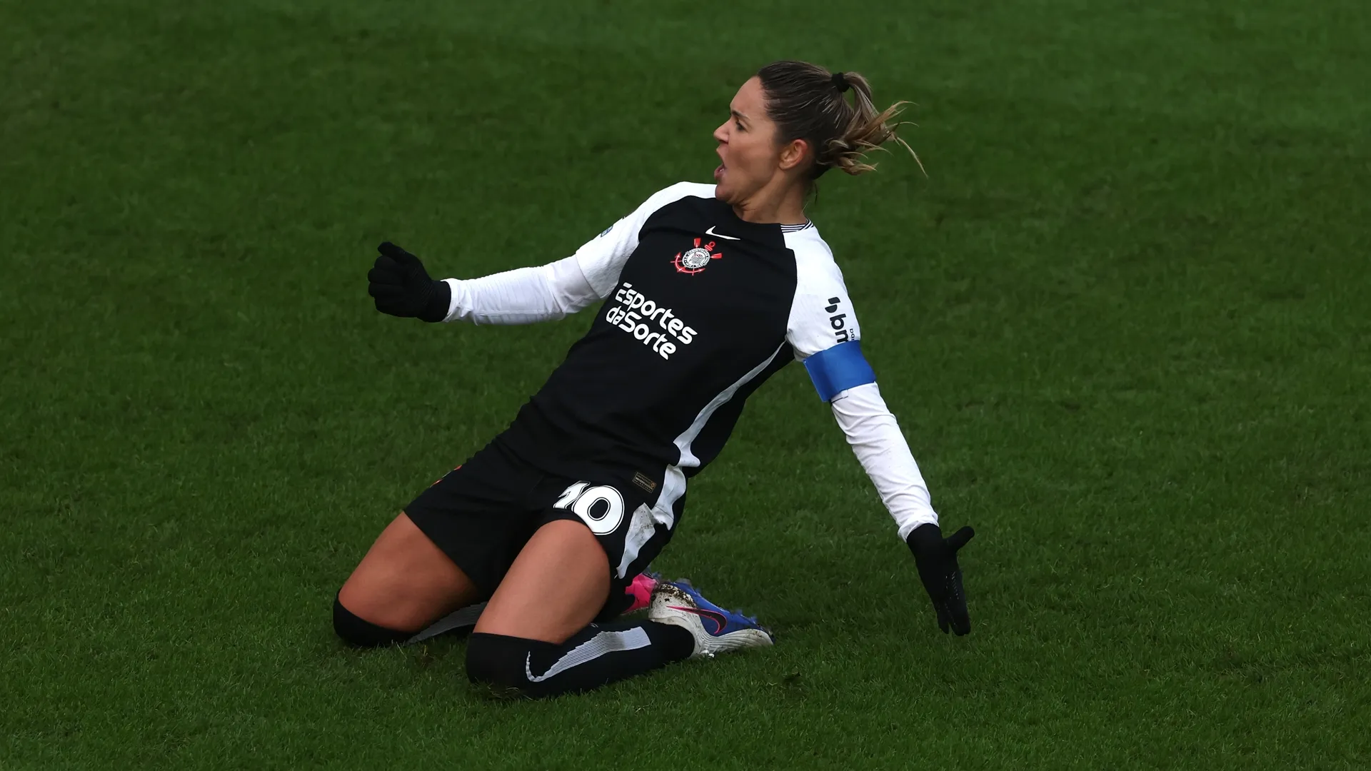 Gabi Zanotti comemorando o gol histórico pelo Corinthians no Mundial Feminino