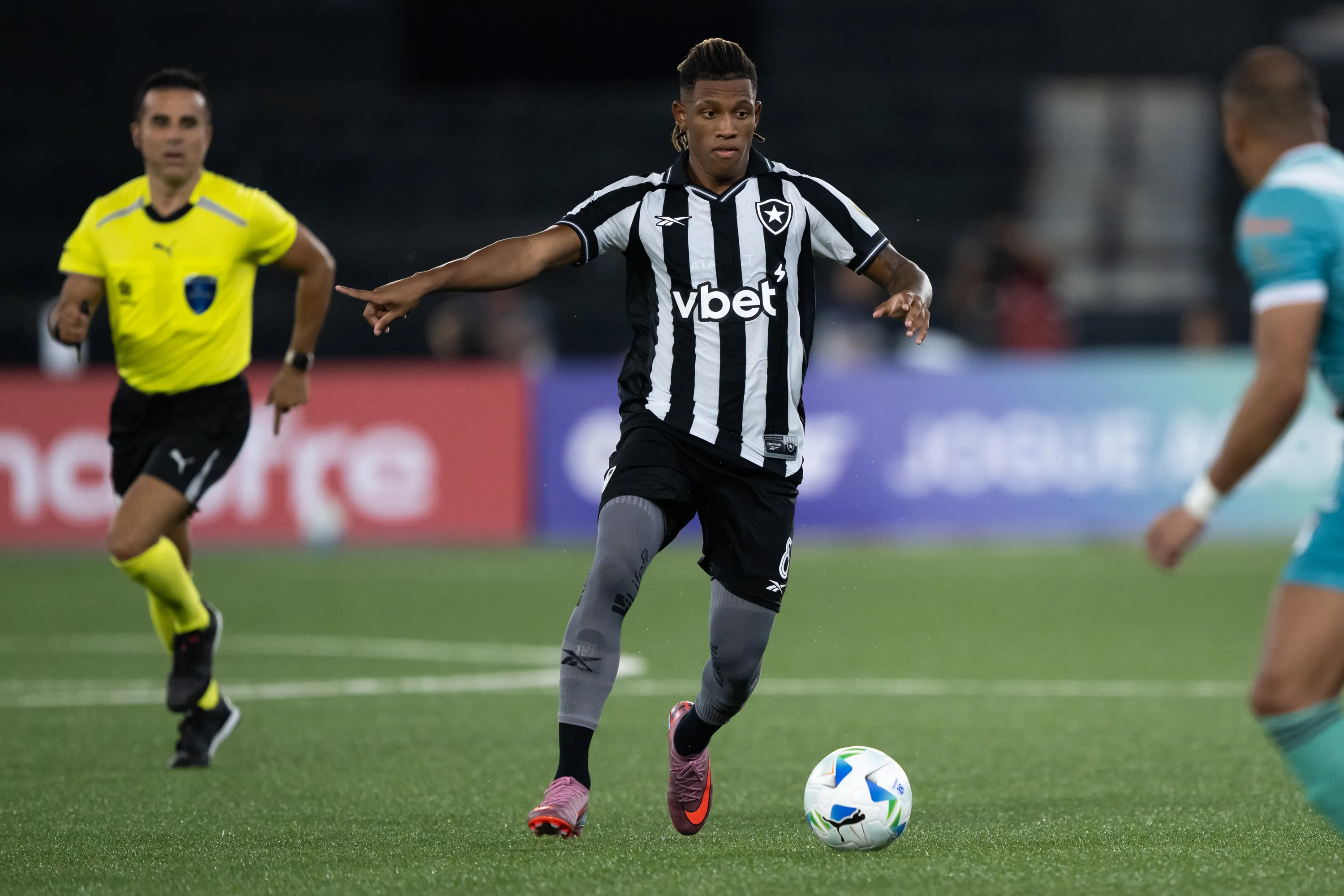 Danilo atuando no Botafogo – Foto: Jorge Rodrigues/AGIF