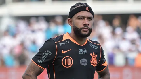 Memphis Depay jogador do Corinthians durante partida contra o Santos no estadio Vila Belmiro pelo campeonato Brasileiro A 2026. Foto: Jota Erre/AGIF