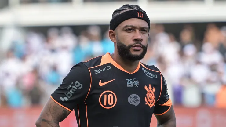 Memphis Depay jogador do Corinthians durante partida contra o Santos no estadio Vila Belmiro pelo campeonato Brasileiro A 2026. Foto: Jota Erre/AGIF