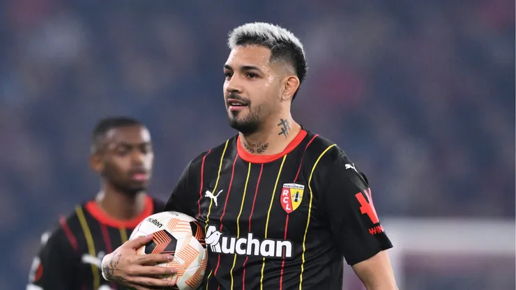 Facundo Medina pelo Lens em partida da UEFA Europa League diante do Freiburg. (Photo by Oliver Hardt/Getty Images)