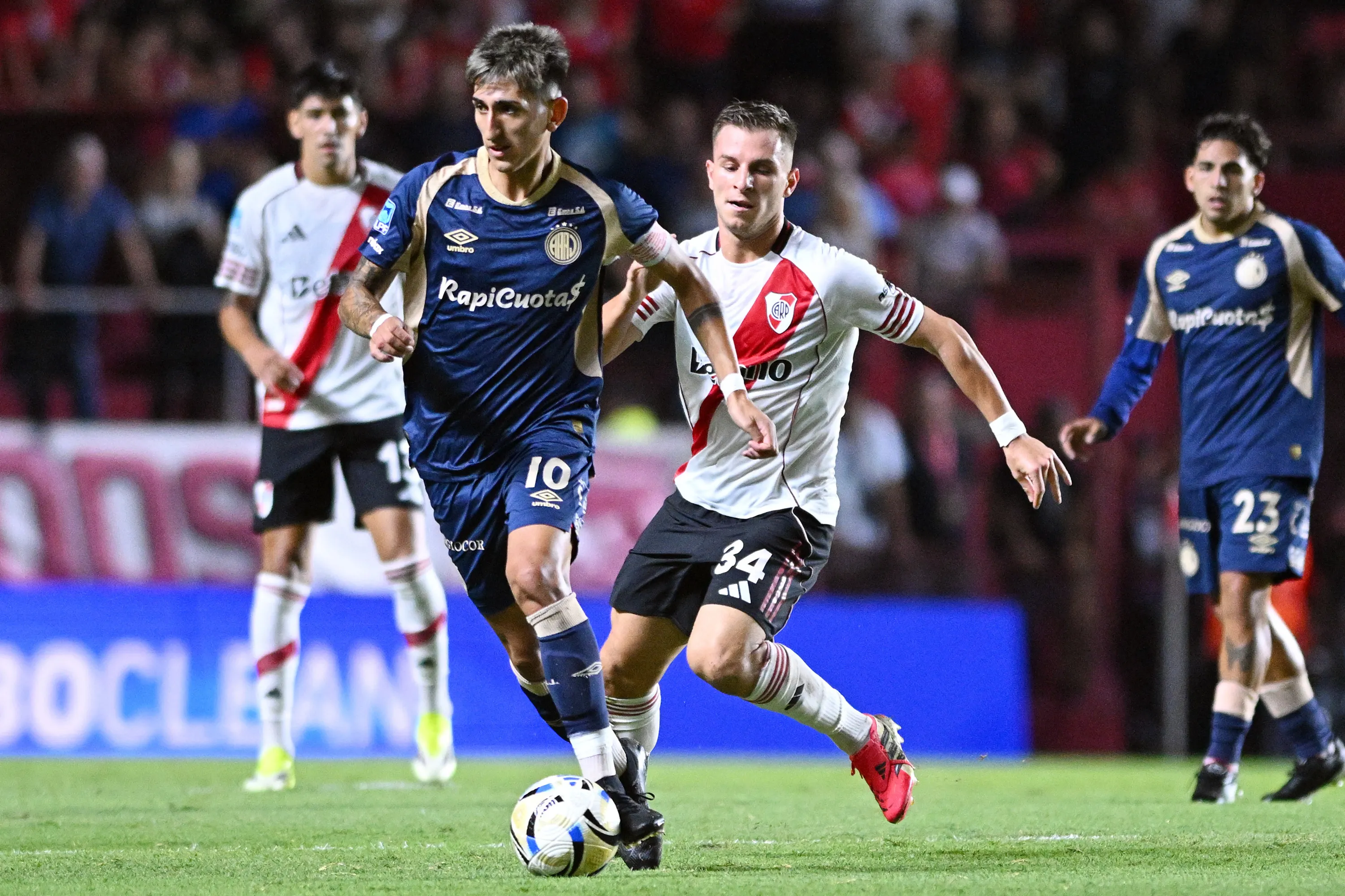 Alan Lescano durante partida contra o River Plate no Torneo Apertura de 2026. (Photo by Rodrigo Valle/Getty Images)
