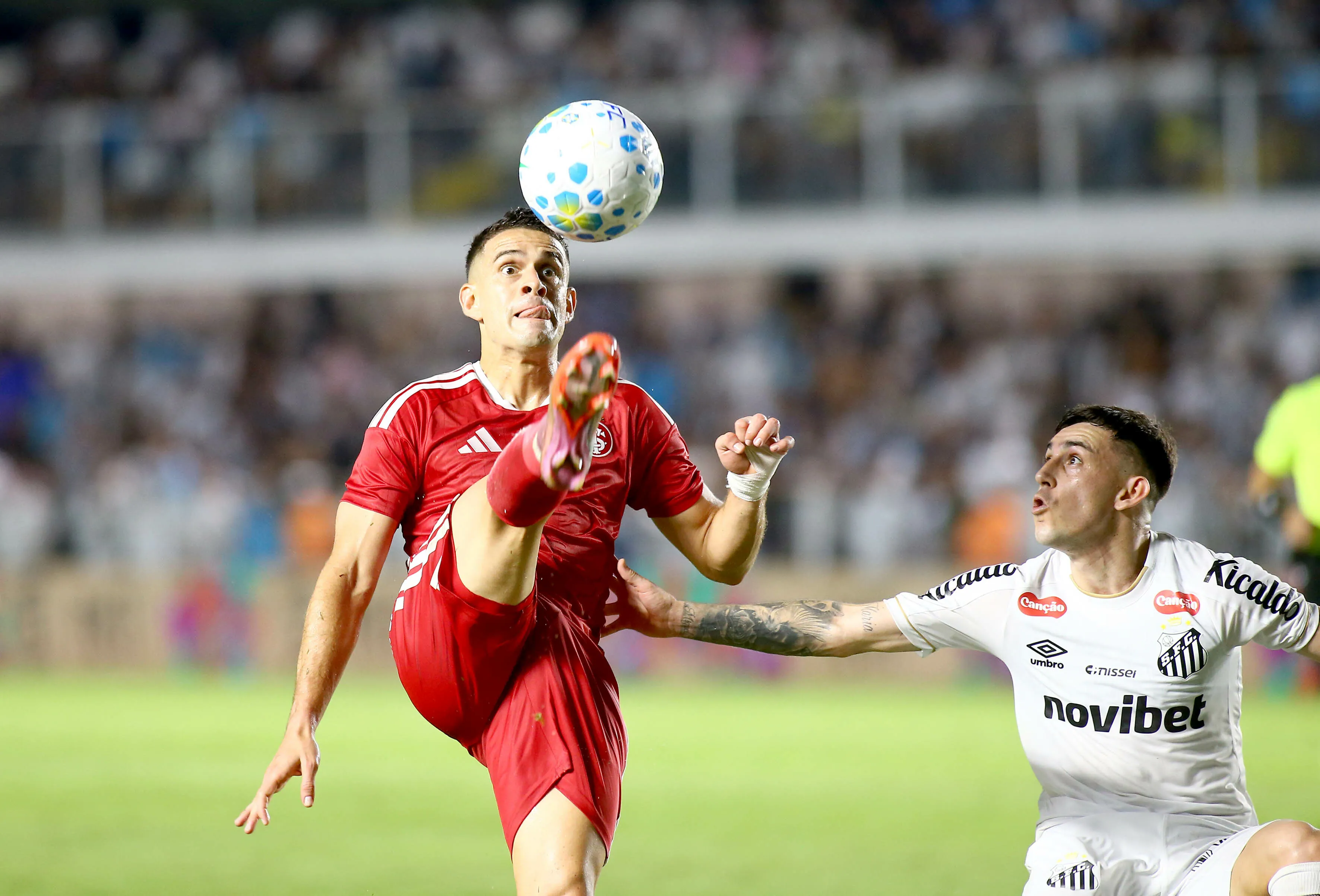 SP – SANTOS – 18/03/2026 – BRASILEIRO A 2026, SANTOS X INTERNACIONAL – Gonzalo Escobar jogador do Santos disputa lance com Borre jogador do Internacional durante partida no estadio Vila Belmiro pelo campeonato Brasileiro A 2026. Foto: Mauricio De Souza/AGIF