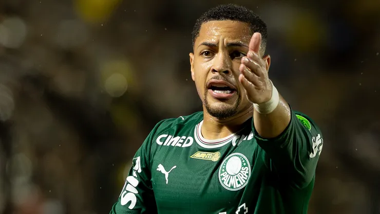 Vitor Roque jogador do Palmeiras lamenta durante partida contra o Novorizontino no estadio Jorge Ismael de Biasi pelo campeonato Paulista 2026.