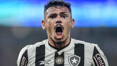 Tiquinho Soares durante confronto entre Botafogo e Criciúma no Brasileirão de 2024.