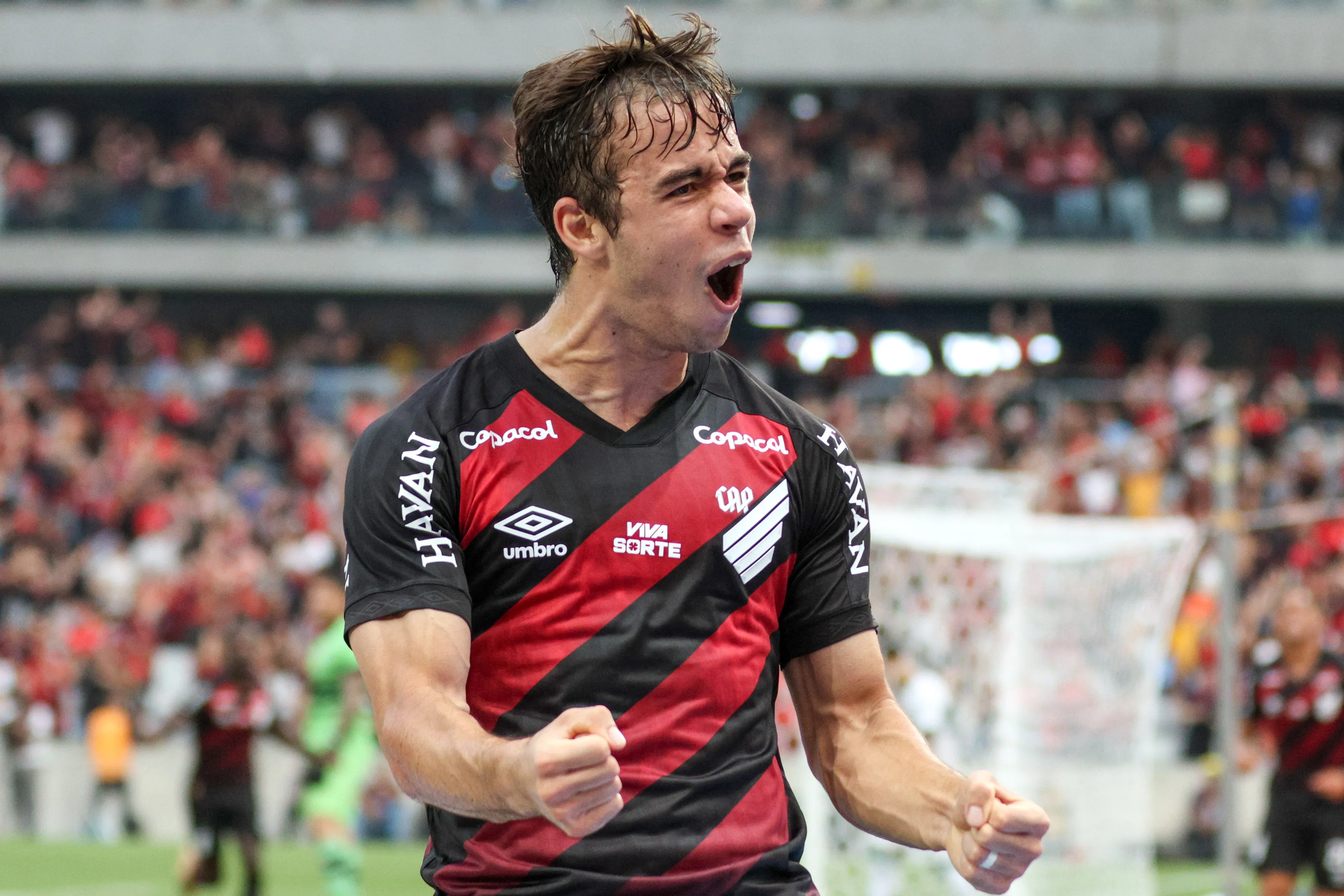 Dudu comemorando gol durante partida contra o Coritiba no Campeonato Brasileiro de 2026. Foto: Robson Mafra/AGIF