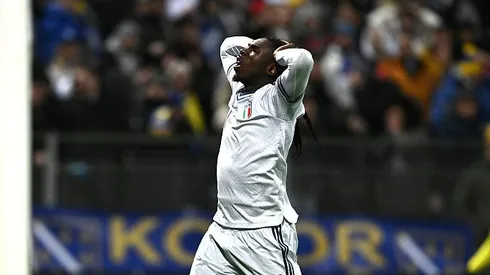 Moise Kean, atacante da Itália, lamentando chance perdida