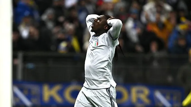 Moise Kean, atacante da Itália, lamentando chance perdida