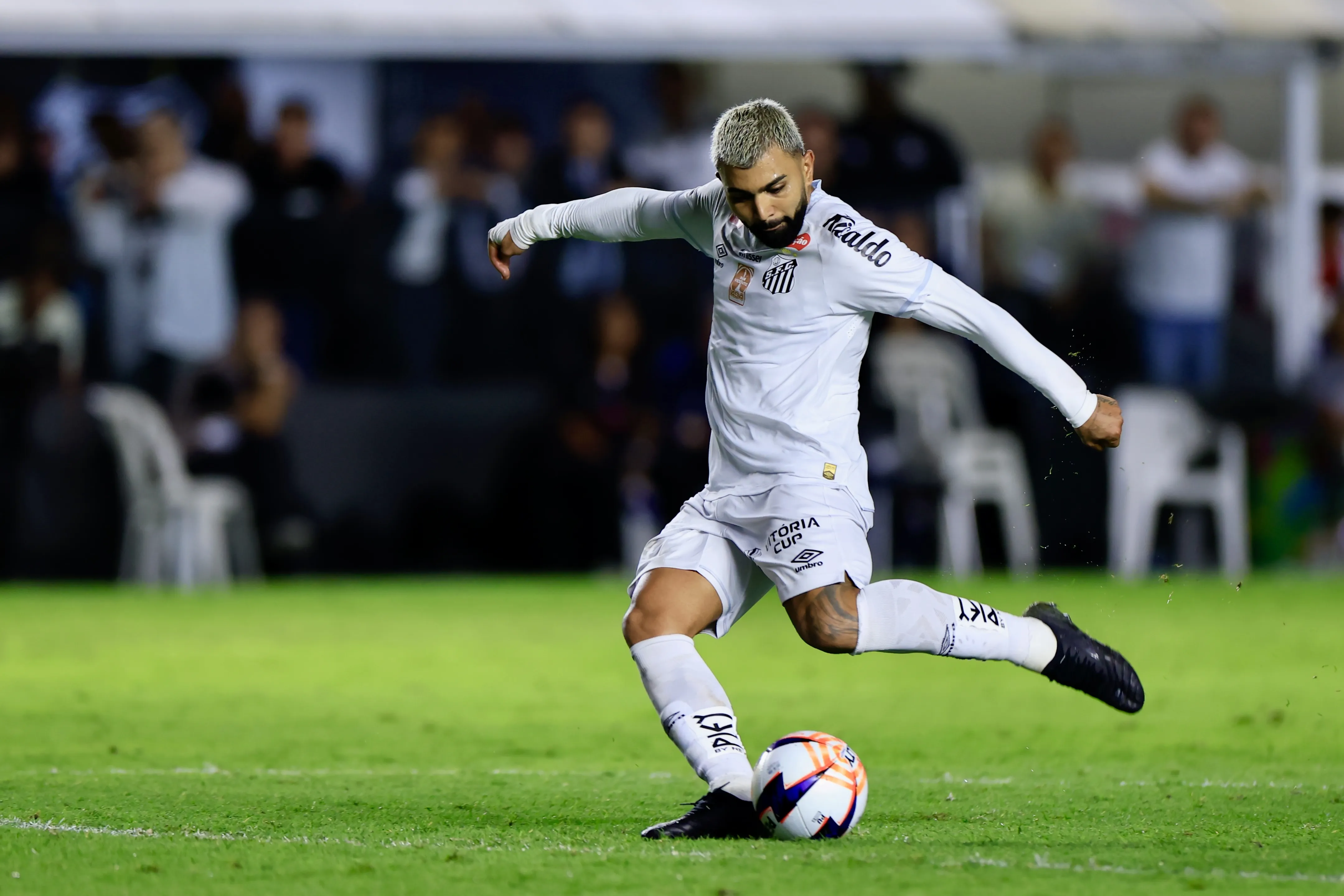 Gabriel Barbosa atuando no Santos – Foto: Marcello Zambrana/AGIF