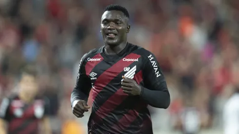 Viveros jogador do Athletico-PR comemora seu gol durante partida contra o Botafogo no estadio Arena da Baixada pelo campeonato Brasileiro A 2026. Foto: Hedeson Alves/AGIF