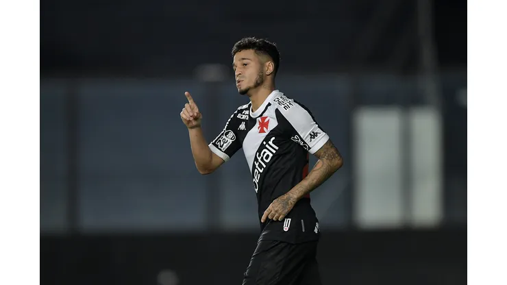 Adson jogador do Vasco durante partida contra o Operario no estadio Sao Januario pelo campeonato Copa Do Brasil 2025. Foto: Thiago Ribeiro/AGIF
