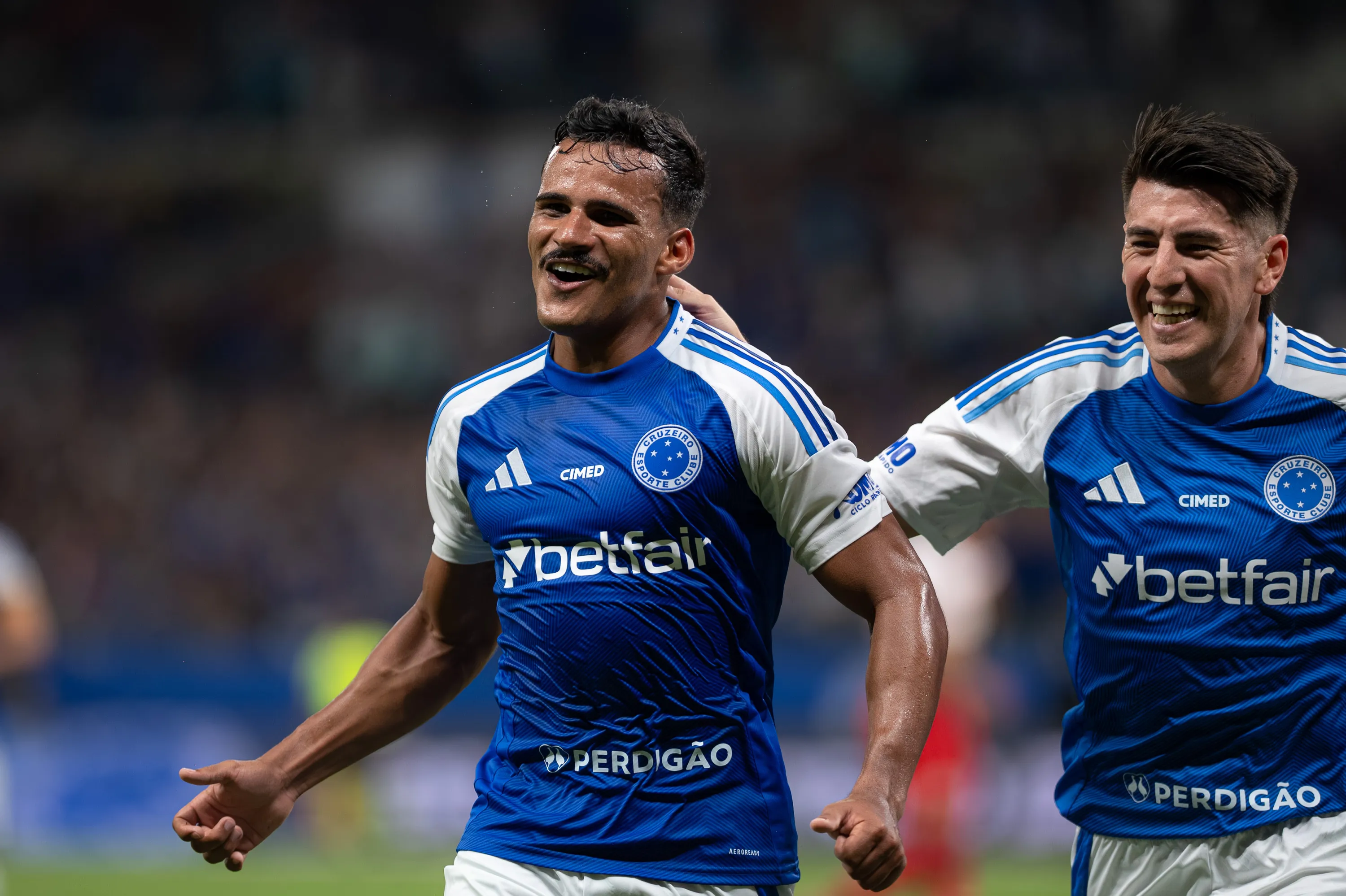 Kaiki Bruno jogador do Cruzeiro comemora seu gol durante partida contra o Bragantino no estadio Mineirao pelo campeonato Brasileiro A 2025. Foto: Alessandra Torres/AGIF