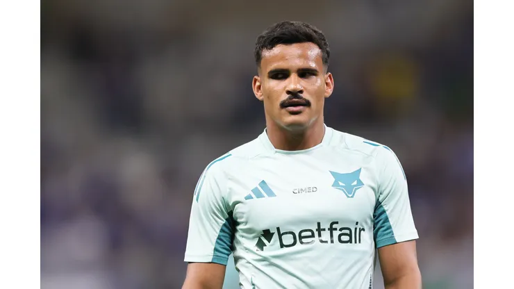 Kaiki Bruno jogador do Cruzeiro durante aquecimento antes da partida contra o Internacional no estadio Mineirao pelo campeonato Brasileiro A 2025. Foto: Gilson Lobo/AGIF