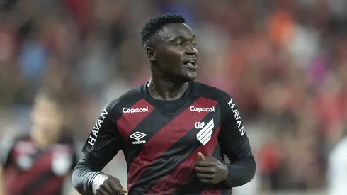 Viveros jogador do Athletico-PR comemora seu gol durante partida contra o Botafogo no estadio Arena da Baixada pelo campeonato Brasileiro A 2026. Foto: Hedeson Alves/AGIF