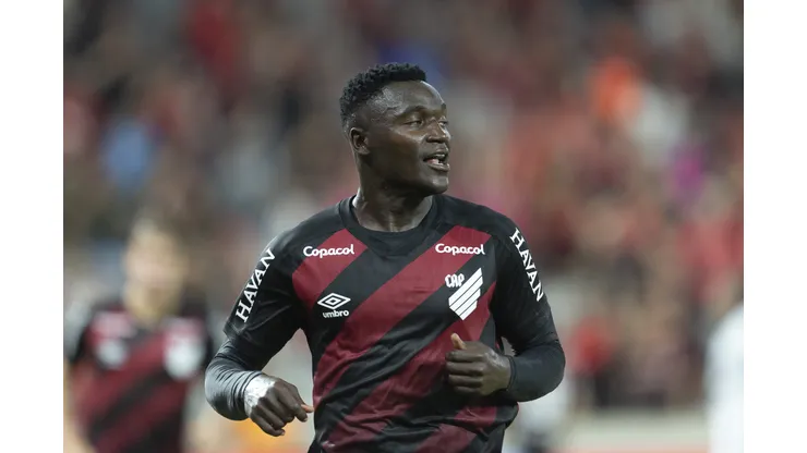 Viveros jogador do Athletico-PR comemora seu gol durante partida contra o Botafogo no estadio Arena da Baixada pelo campeonato Brasileiro A 2026. Foto: Hedeson Alves/AGIF