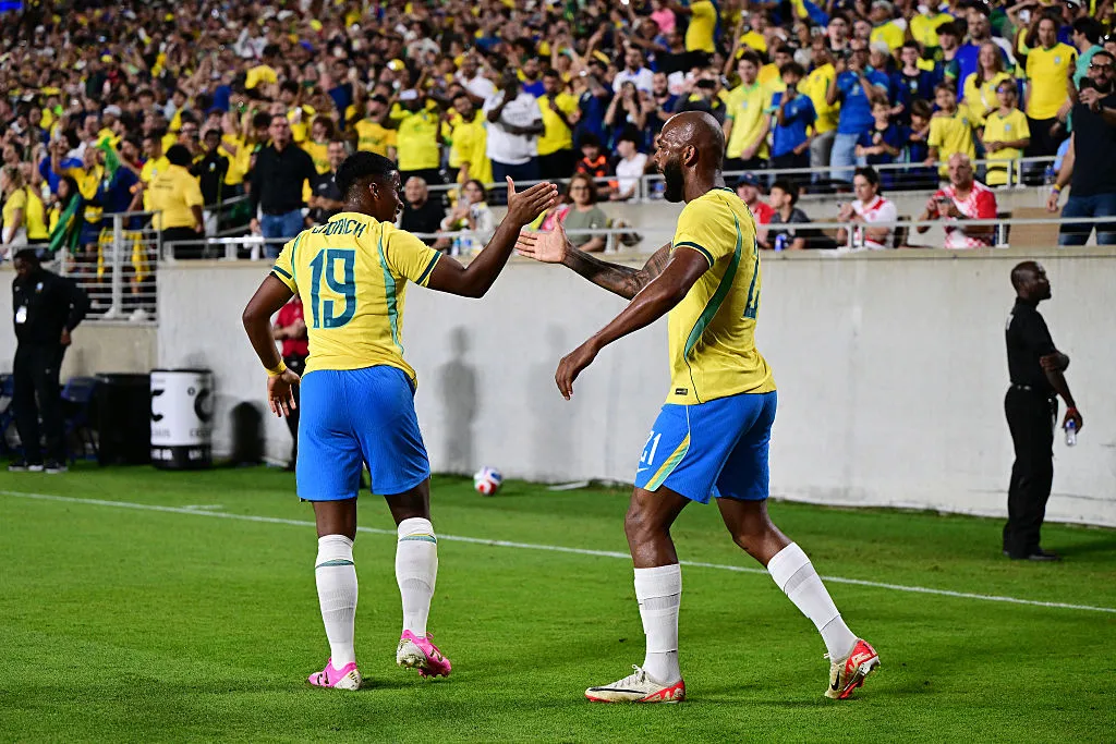 Igor Thiago comemora gol pelo Brasil com Endrick. Foto: Julio Aguilar/Getty Images